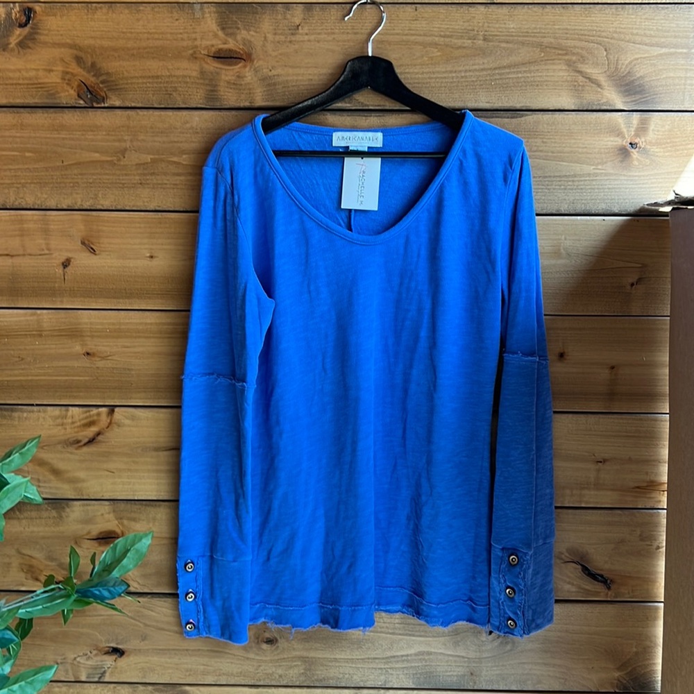 NWT! RACHELLE M. *Candie Round Neck 3 Button Cuff Top* in Blueberry Size Large
